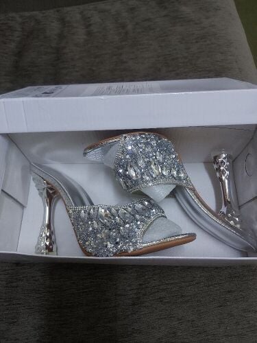 كعب. عالي جديد بالكرتون