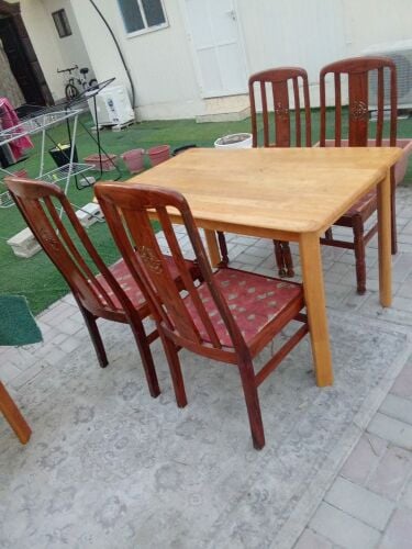 table with 4 chair