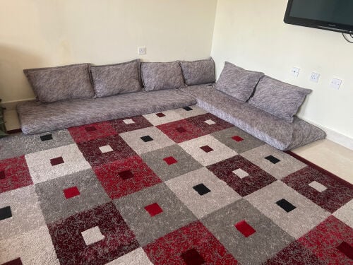 مجلس نظيف مع سجادة