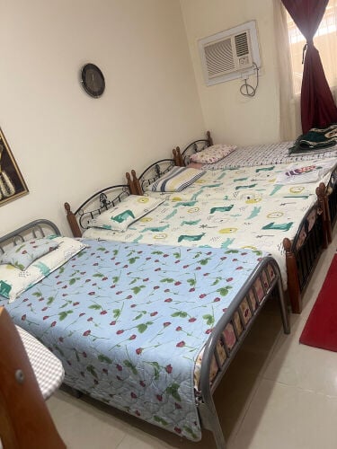 اربع أسرة مع اربع خزانات 