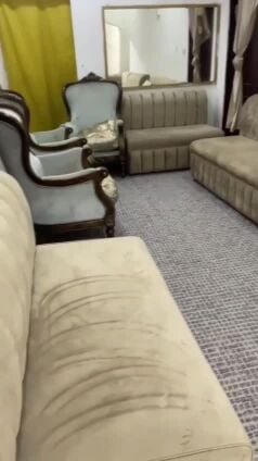 كنب بحاله ممتازه مع مراه وطاولات