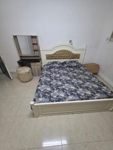 سرير وتسريحة