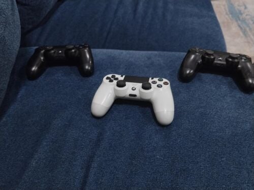 Playstation 4 with 3 controls