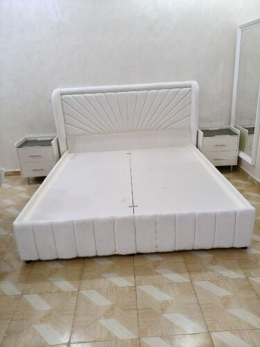 سرير ومرتبة متوفران