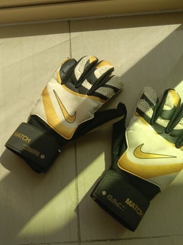 goalkeeper gloves