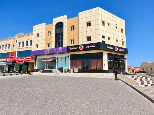 للبيع سوق تجاري بالعزيزية