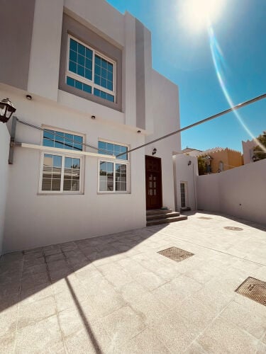 للإيجار فيلاجديدةً المطار الإسكان
