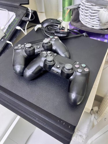 PS4 pro 1TB + 2 controller + games