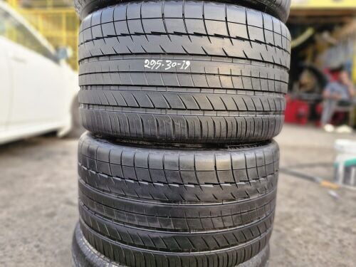 295/30/19"Michiline tire