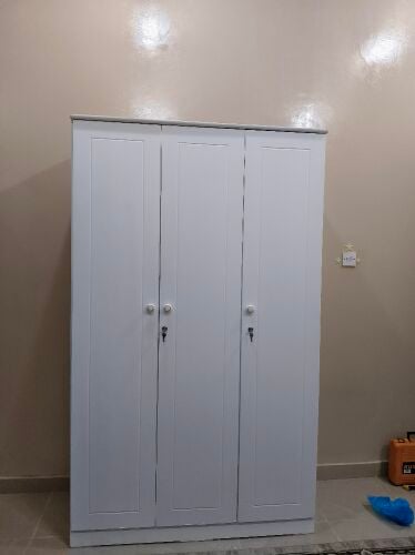 دولاب كل باب في