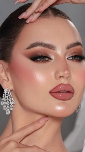 مطلوب خبيرة شعر محترفة 