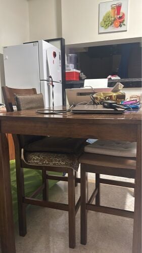 table with 4 chairs 