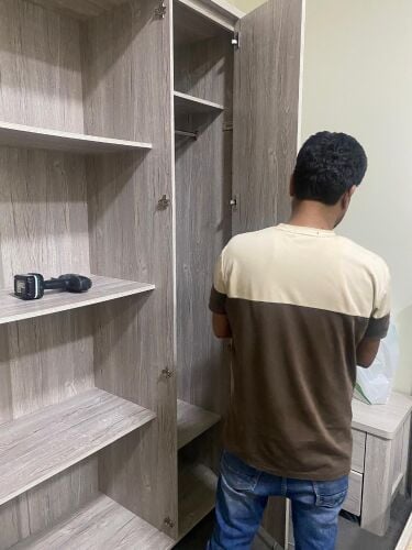 نجار متخصص في تفكيك وتركيب وإصلاح