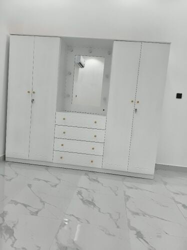 دولاب كل باب في
