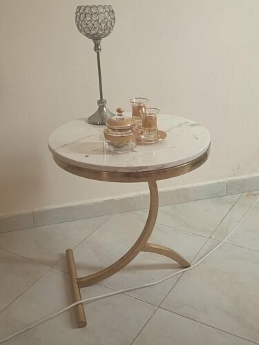 ثلاث طاولات رخام .