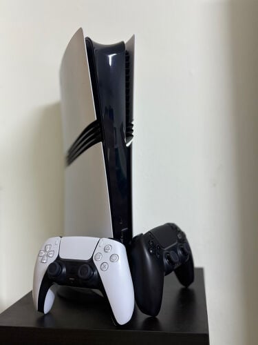 ps 5 pro + 2 controller 