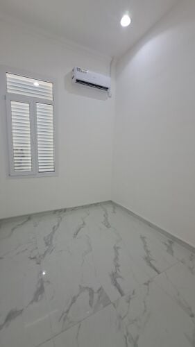 للإيجار في معيذر عند نادي معيذر
