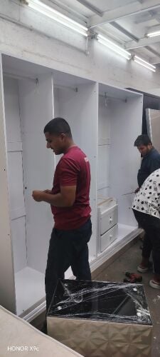 نجار متخصص في تفكيك وتركيب وإصلاح