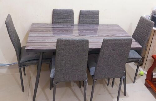 Table with 6 chairs.