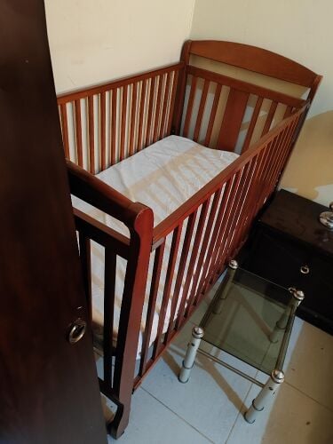 سرير اطفال بحالة ممتازة