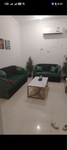 كل الأثاث بحاله جيده جدا 