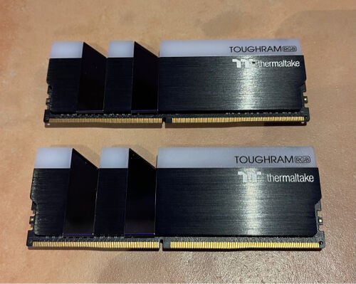 Thermaltake toughram 16GB 3600MHz