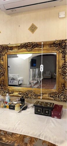 منظرة فنتج فخمة بإطار ذهبي مزخرف