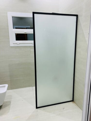 Glass for bathroom partitions