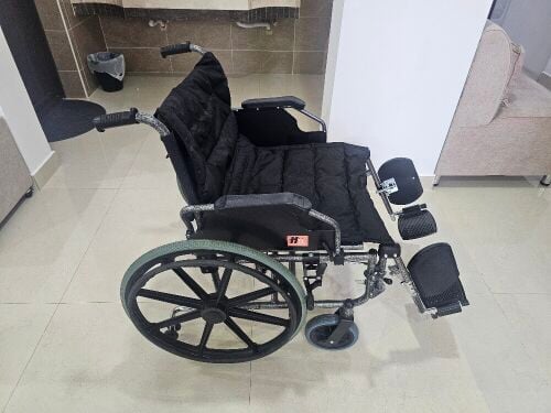 Wheelchair for sale; like-new, unus