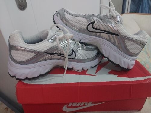 W Nike air max moto 2k