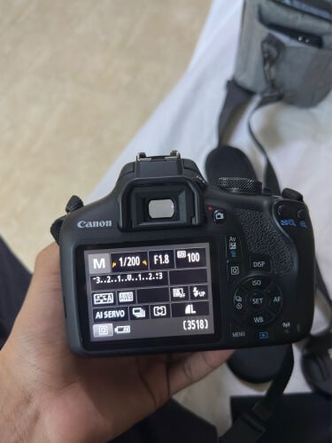 CANON 2000D
