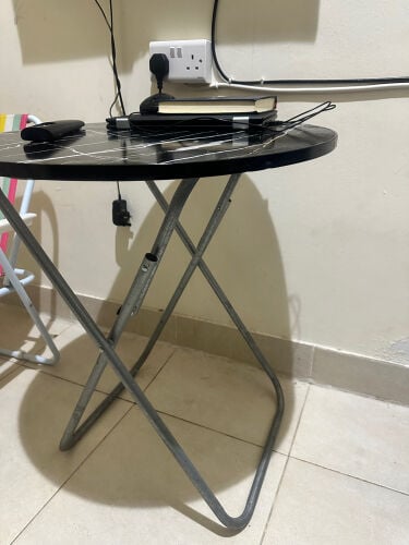 طاولة وكرسي واحد