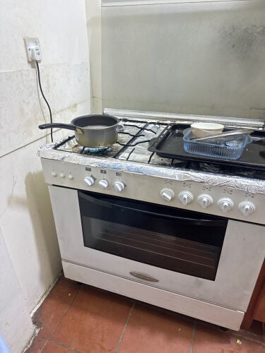 للبيع فرن مع اسطوانة غاز كبيرة