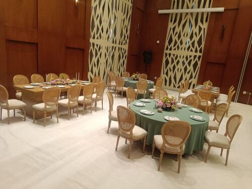 طاولات دائرية ومستطيلة راقية