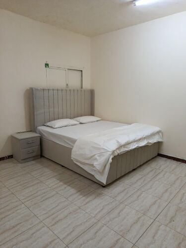 King size bed, Single bed available