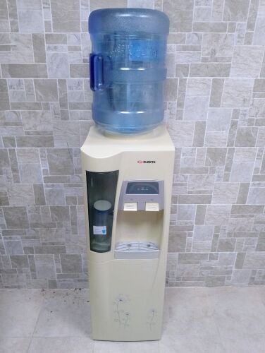 ثلاجة ماء