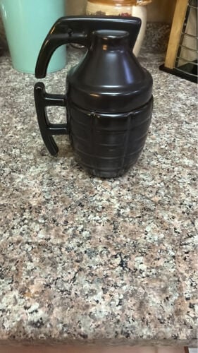 مج مع غطاء لون اسود وذهبي وفضي 