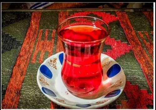 شباب مقهوي شاي يقدم مختلف الخدمات