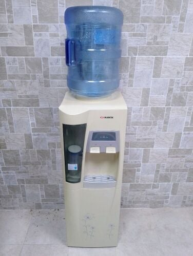 ثلاجة ماء