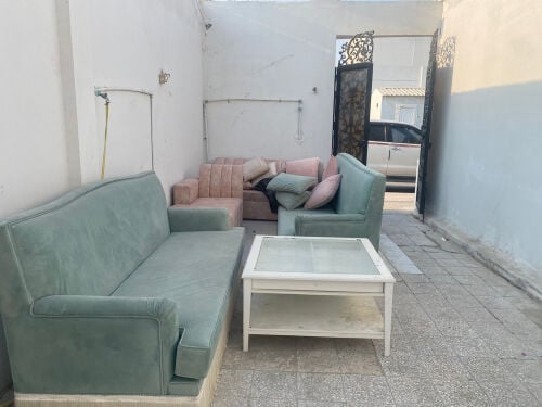 اثاث بحالة ممتازة نظيف 