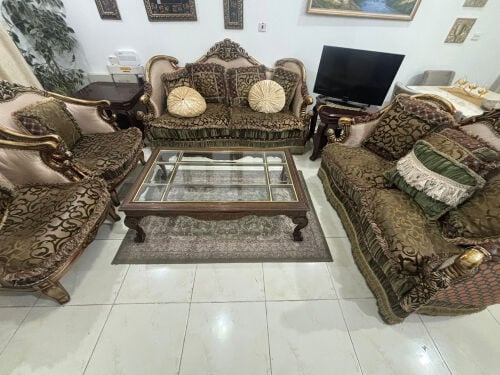 صالون مع طاولات 