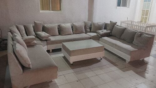 طقم كنب مع طاولةكبيرة بحالة ممتاز