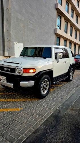 2013 full option FJ, Maintenance every 5k km, not used in off road, very clean and well maintained, and all equipment is original.Comprehensive insurance by QIC renewed in July 2027. 196,000 Kms mileage