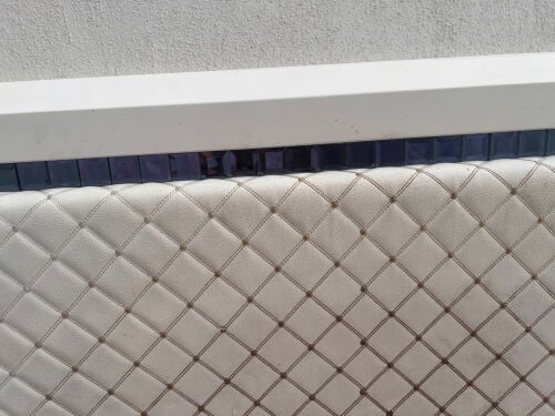 2 white beds