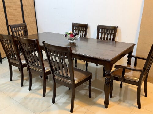 For Sale Dining Table with 7 chair 