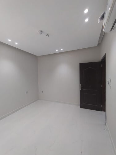 للبيع عماره سكنيه جديدة بالمطار