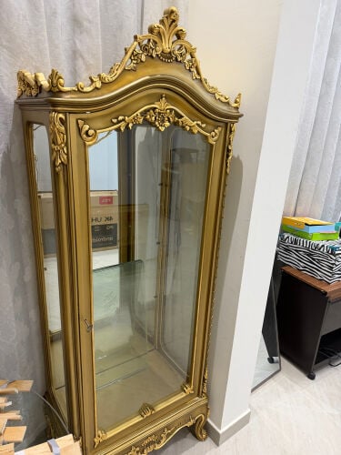 دولاب مذهب. ديكور