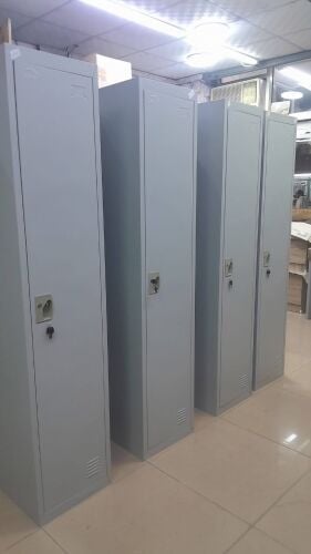خزانة بستة أبواب متوفرة