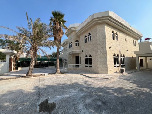 للايجار فيلا راقيه في الدفنه 