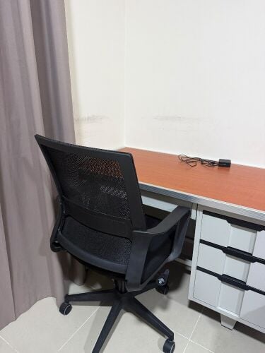 avaliable 3 desh and 3 chairs